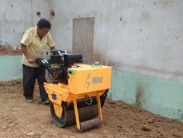 點(diǎn)擊查看詳細(xì)信息<br>標(biāo)題：手扶式單輪壓路機(jī)工作照 閱讀次數(shù)：11792