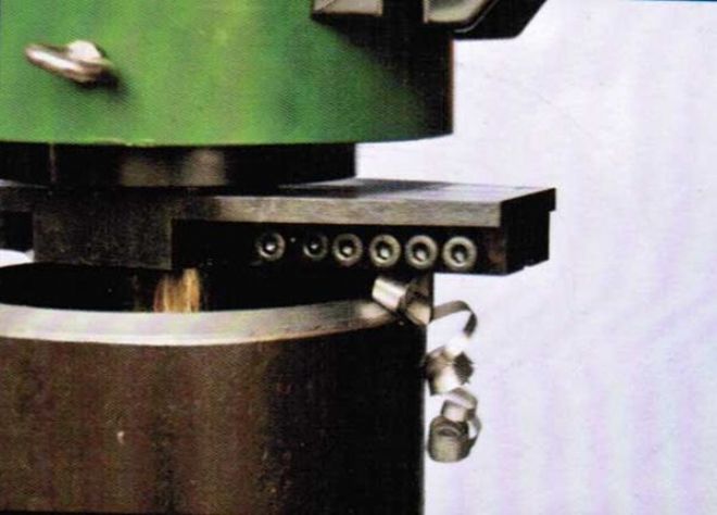 點(diǎn)擊查看詳細(xì)信息<br>標(biāo)題：管子坡口機(jī)工作照 閱讀次數(shù)：10536