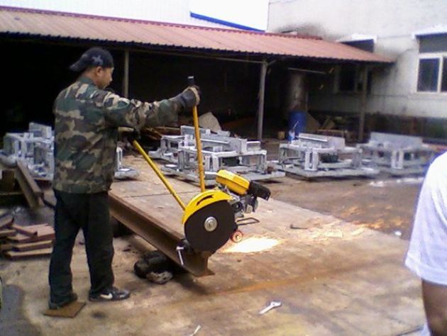 點(diǎn)擊查看詳細(xì)信息<br>標(biāo)題：內(nèi)燃鋸軌機(jī)工作照 閱讀次數(shù)：11101